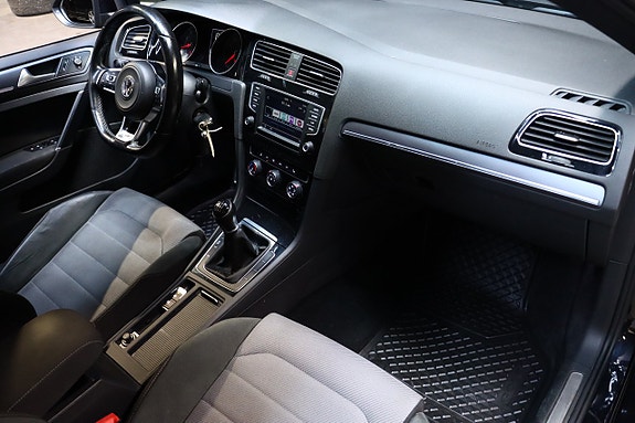 Volkswagen Golf VII 13 of 23