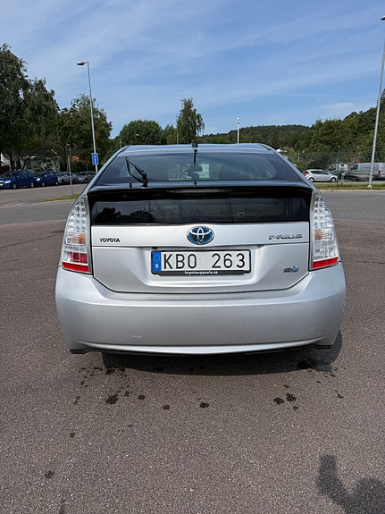Toyota Prius 8 of 15
