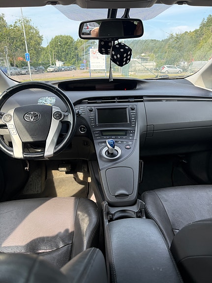 Toyota Prius 9 of 15