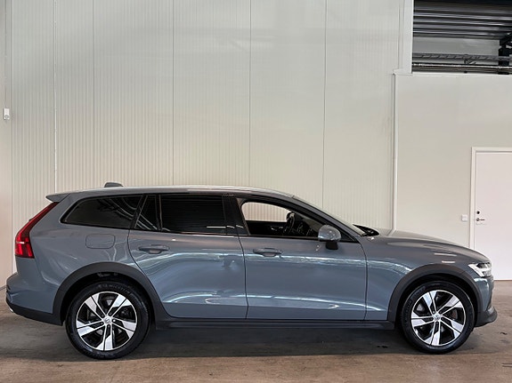 Volvo V60 Cross Country 2 of 26