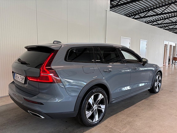 Volvo V60 Cross Country 3 of 26