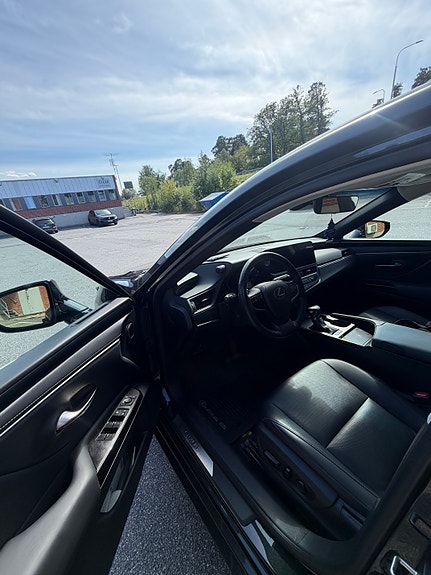 Lexus ES300h 8 of 10