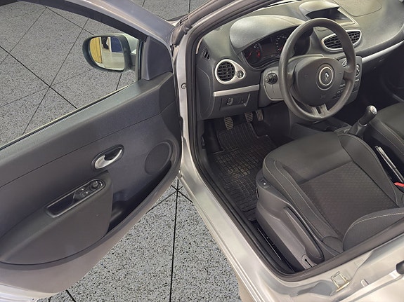 Renault Clio 15 of 27