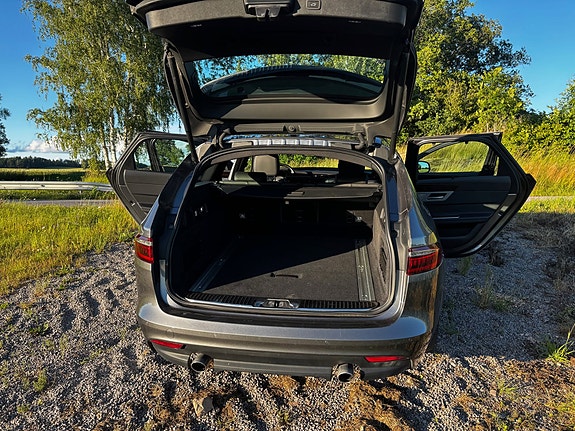 Jaguar XF 11 of 12