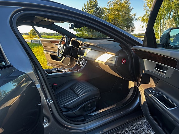 Jaguar XF 9 of 12