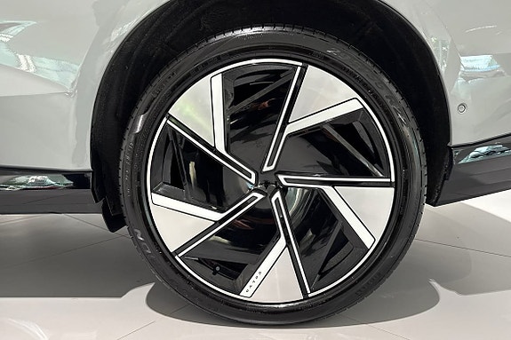Volvo EX90 17 of 23