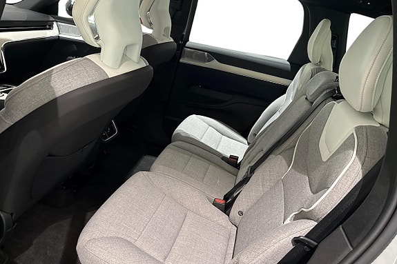 Volvo EX90 13 of 23