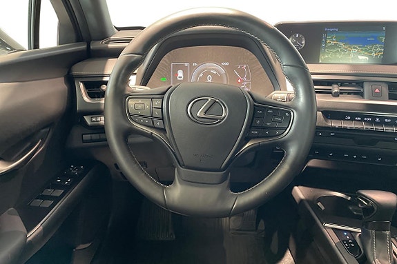 Lexus UX250h 7 of 23