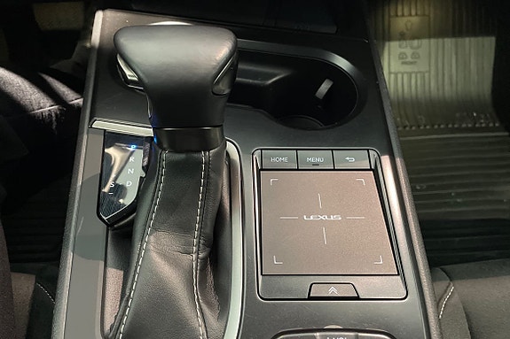 Lexus UX250h 18 of 23