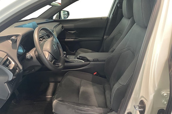 Lexus UX250h 11 of 23