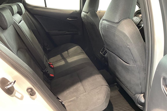 Lexus UX250h 13 of 23
