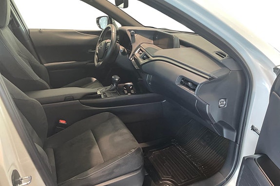 Lexus UX250h 12 of 23