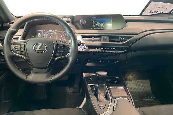 Lexus UX250h 8 of 23