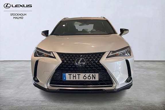 Lexus UX250h 16 of 23