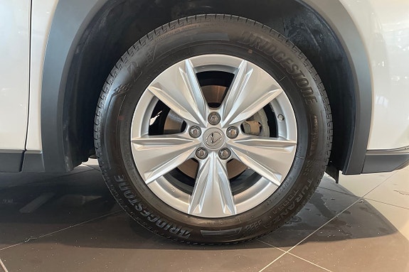 Lexus UX250h 17 of 23