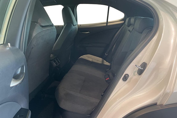 Lexus UX250h 14 of 23