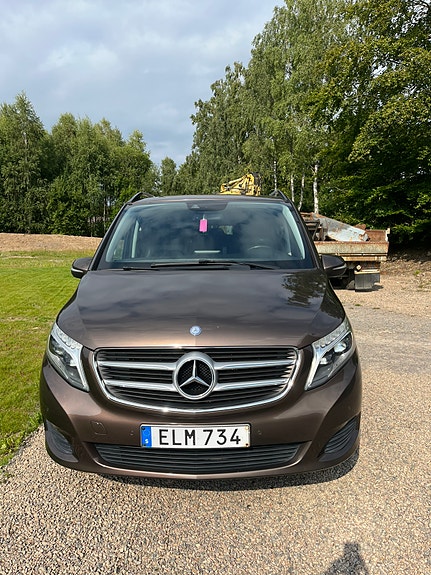 Mercedes-Benz V250 d 2 of 10