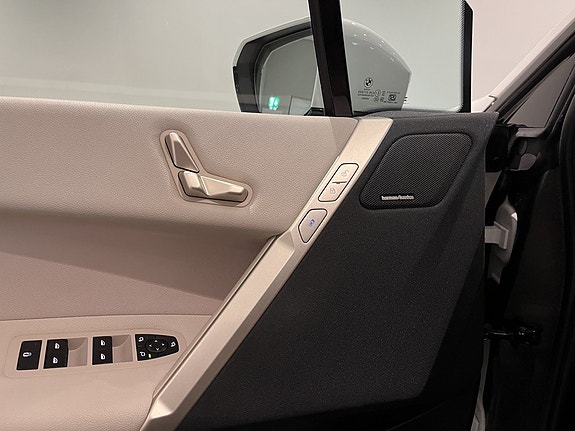 BMW iX 11 of 20