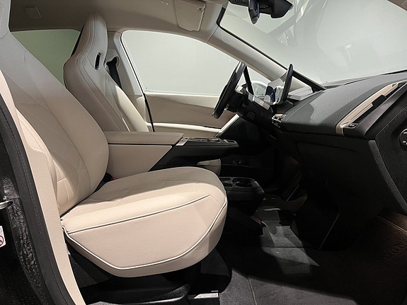 BMW iX 8 of 20