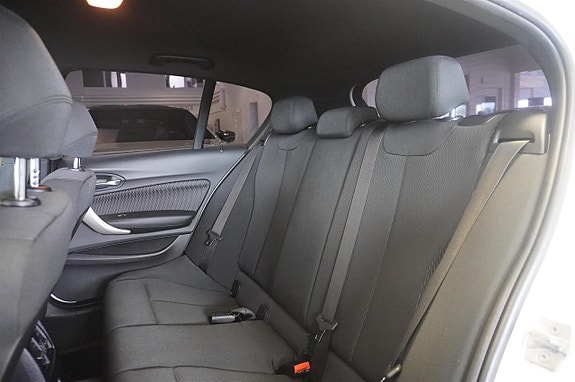 BMW 118d 12 of 13