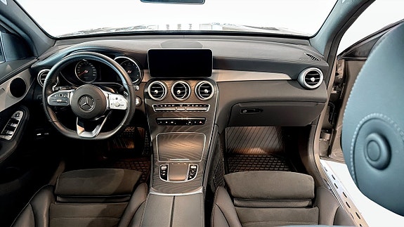 Mercedes-Benz GLC300 e 4 of 9