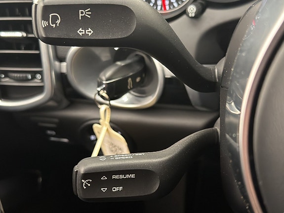 Porsche Cayenne 16 of 30