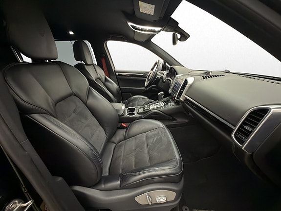 Porsche Cayenne 27 of 30