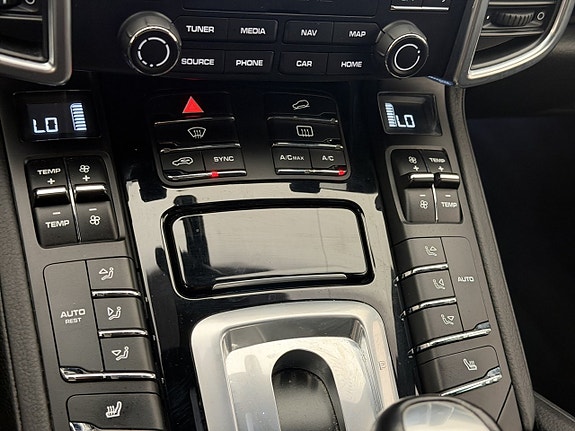Porsche Cayenne 25 of 30