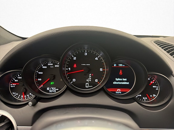 Porsche Cayenne 18 of 30