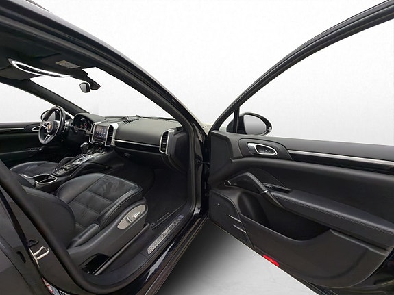 Porsche Cayenne 28 of 30