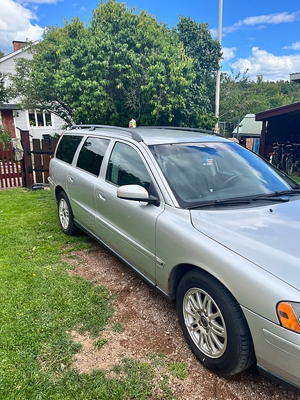 Volvo V70 2 of 7