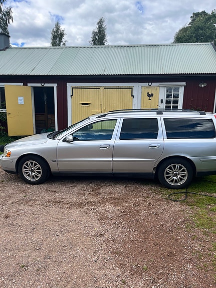 Volvo V70 3 of 7