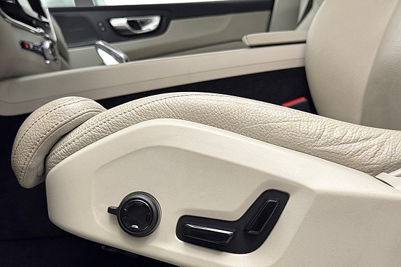 Volvo XC60 14 of 30
