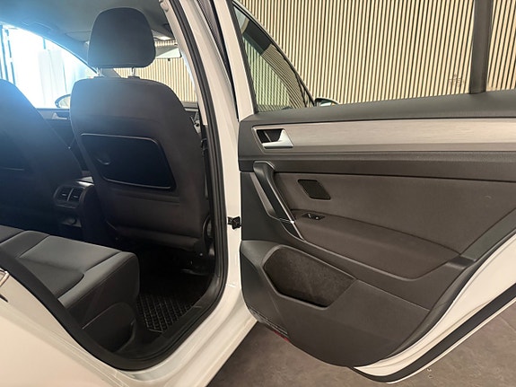 Volkswagen Golf Sportsvan 18 of 27