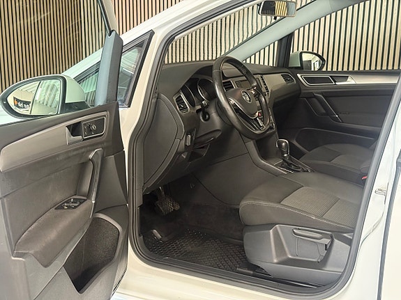 Volkswagen Golf Sportsvan 10 of 27