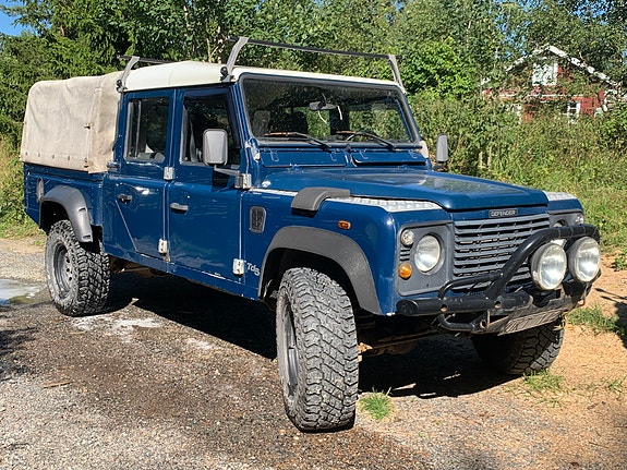 Land Rover Defender 130 2 of 8