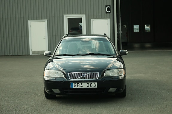 Volvo V70 3 of 8