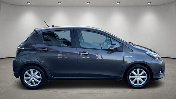 Toyota Yaris 3 of 21