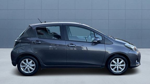 Toyota Yaris 3 of 19