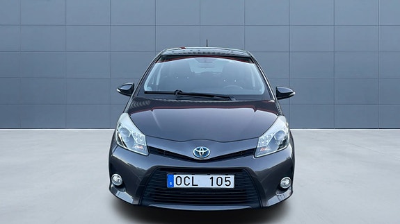 Toyota Yaris 2 of 19