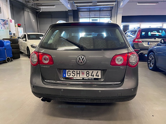 Volkswagen Passat 6 of 15
