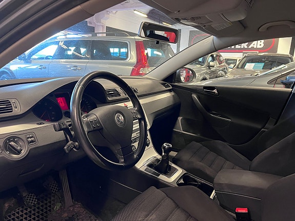 Volkswagen Passat 12 of 15