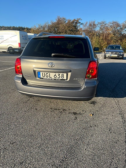 Toyota Avensis 4 of 8