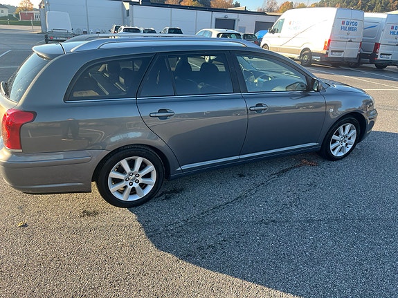 Toyota Avensis 3 of 8