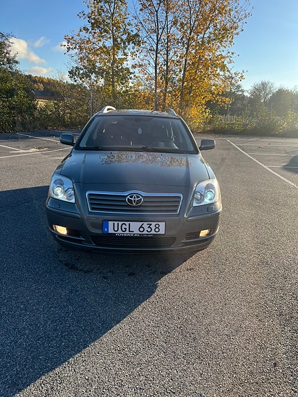 Toyota Avensis 2 of 8