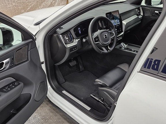 Volvo XC60 2 of 10