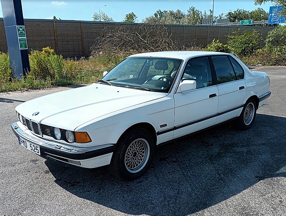 BMW 730i 3 of 6