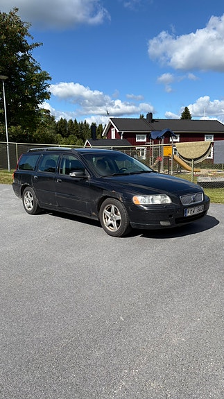 Volvo V70 2 of 6
