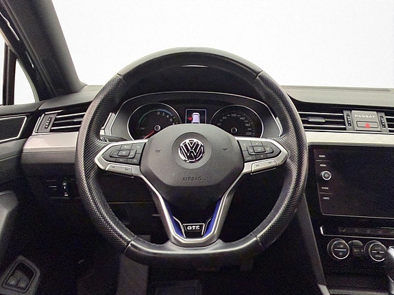 Volkswagen Passat 12 of 30