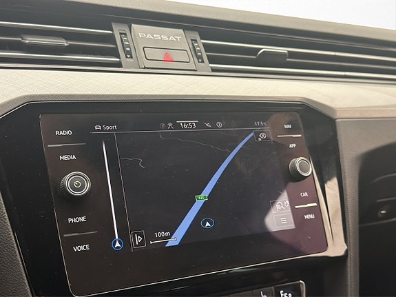 Volkswagen Passat 18 of 30